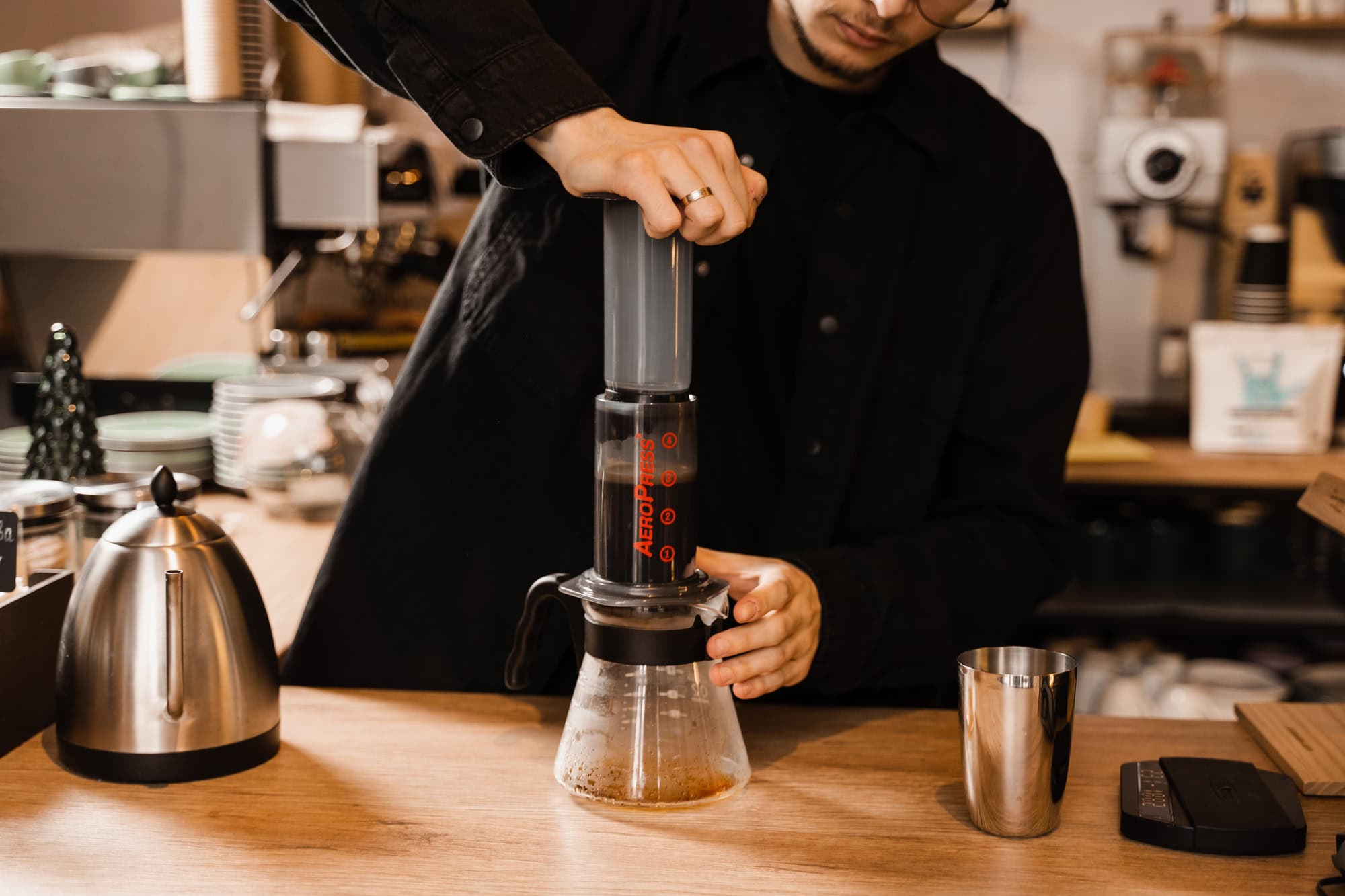 Barista is pushing aeropress