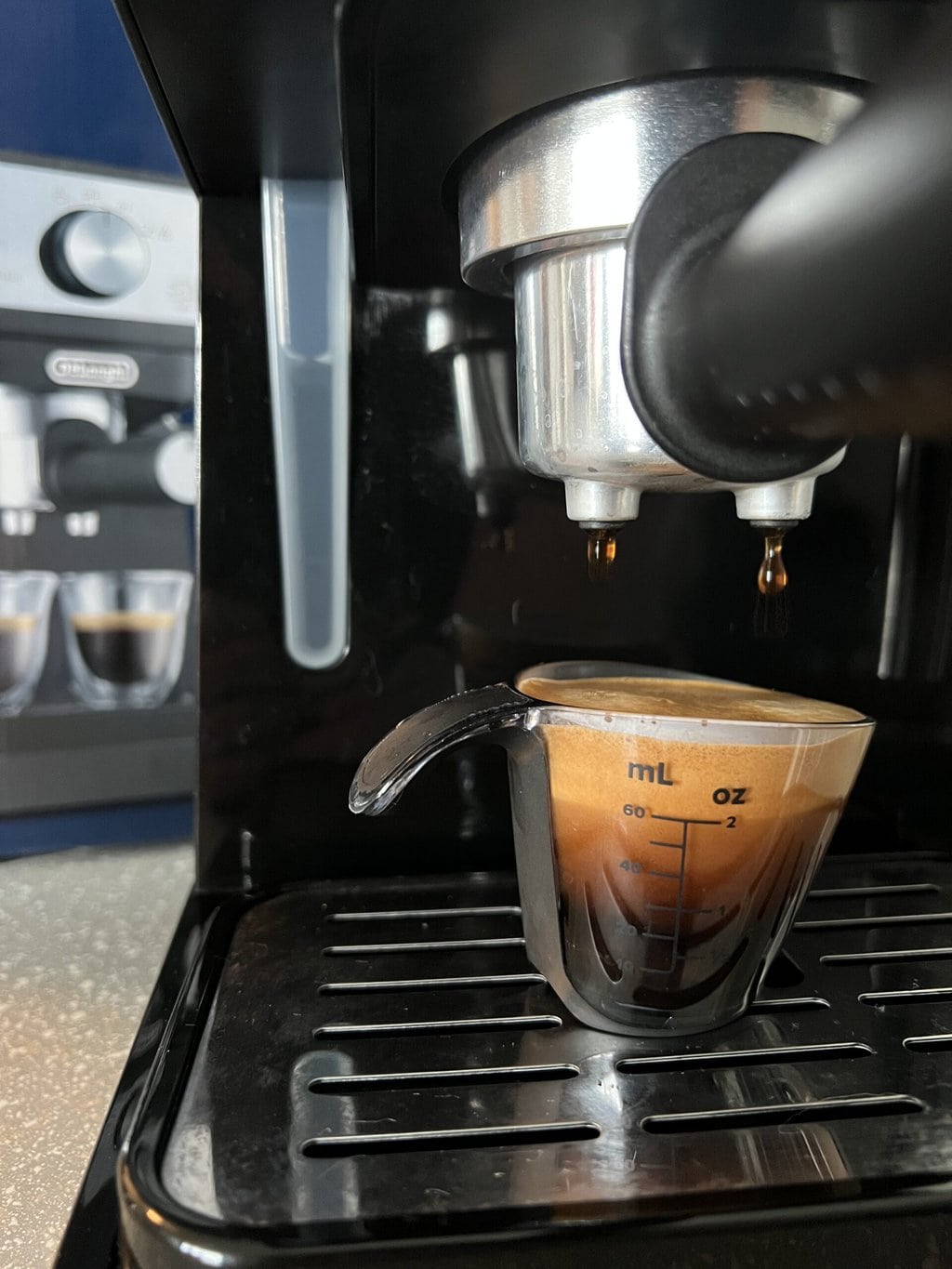 brewing coffee with DeLonghi Stilosa Espresso machine