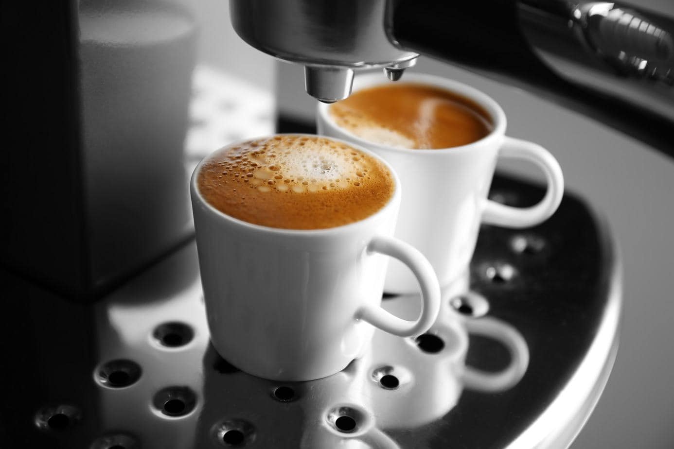 https://www.roastycoffee.com/wp-content/uploads/close-shot-of-mr.-coffee-espresso-and-cappuccino-maker-pouring-coffee-on-cups.jpg